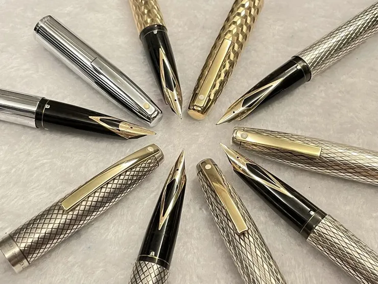 Inlaid nib：鑲嵌式筆尖