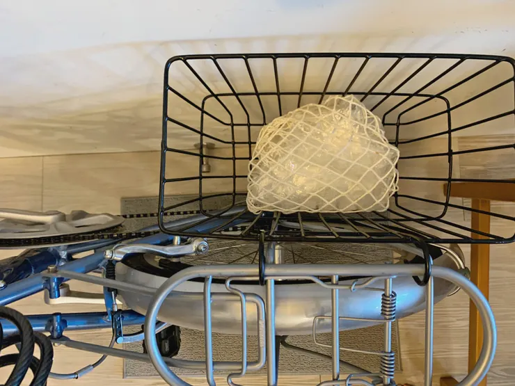 將之前收到的塑膠袋收起來重複使用，每回送孩子上學就帶在車上