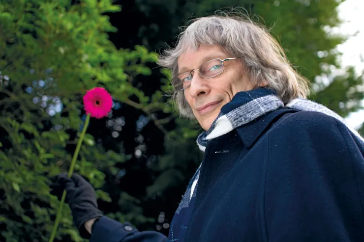 大衛·多伊奇 (David Deutsch)。英國物理學家，被譽為量子計算理論的奠基人之一。他在 1985 年正式提出了通用量子圖靈機模型，並在理論上確立了 CNOT 閘 與單一量子閘的組合是實現所有量子運算的通用閘集合（Universal Quantum Gate Set）。