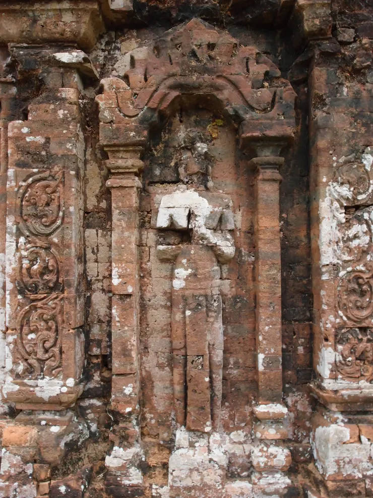 雕像在占婆建築中通常代表守護神（Dvarapala）、祈禱者或是與婆羅門教相關的神祇。