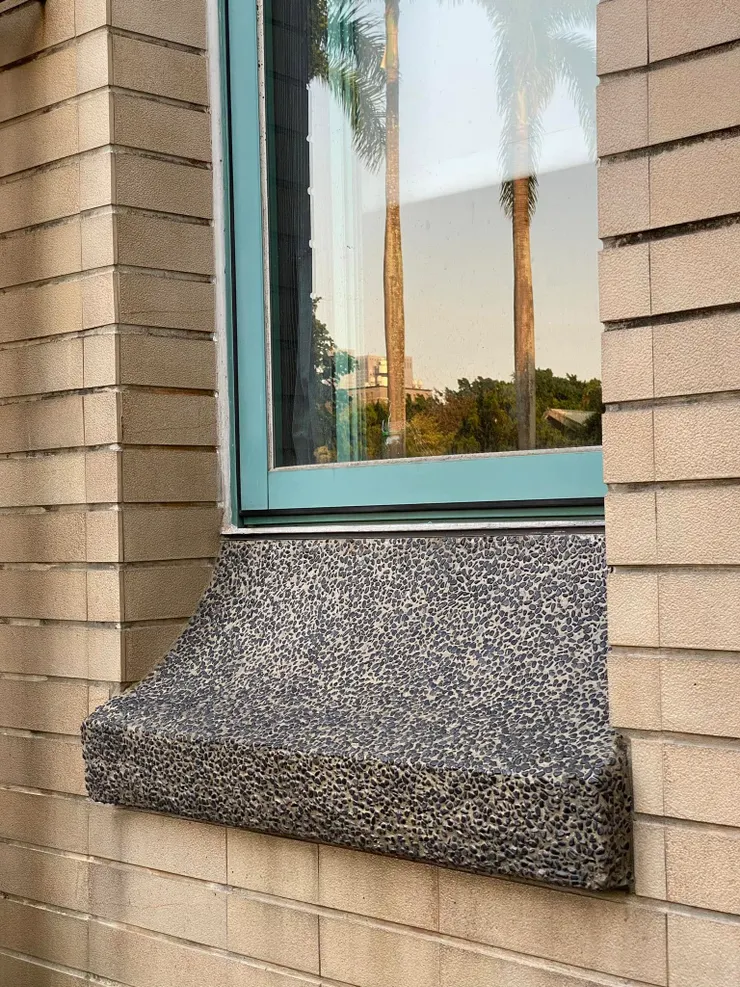 正面窗台下的圓弧造型原本是以小口磁磚拼貼，已經被改為洗石子