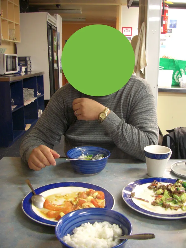 三人一起晚餐，我幫大廚拍一張照。