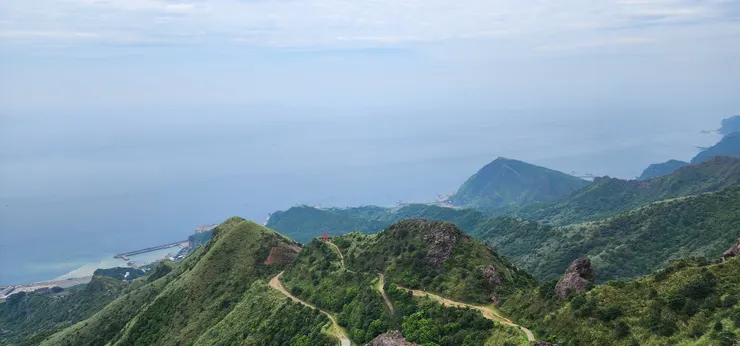 海和天的界線逐漸模糊，但走過的路歷歷在目