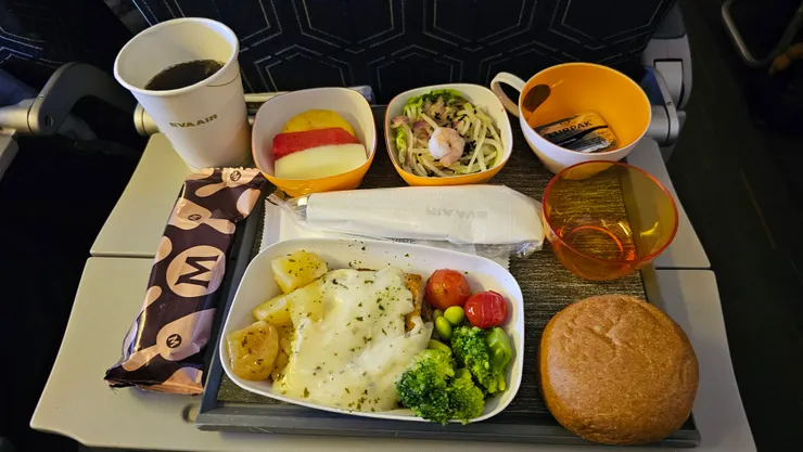 這是長榮航空新加坡飛台北BR216班機的經濟艙飛機餐!有雪糕好讚!