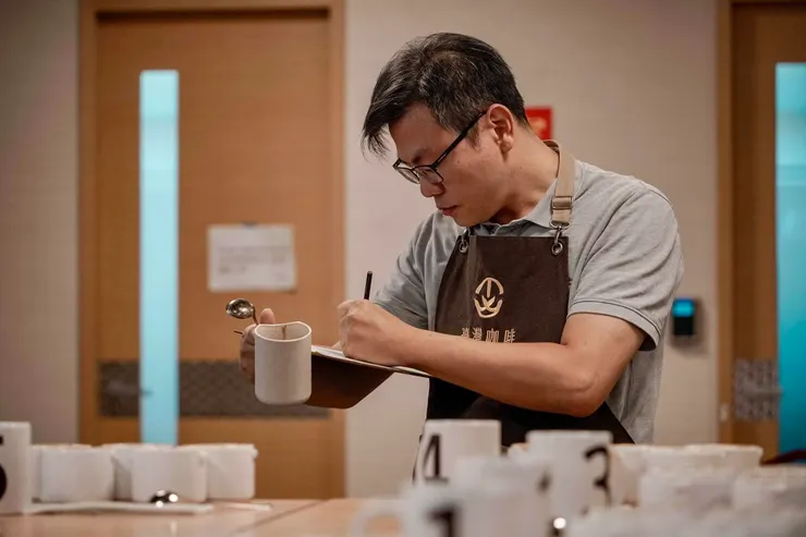無論是烘焙還是沖煮，只有運用自己的感官，一杯一杯品飲，才能確認真正的成果。