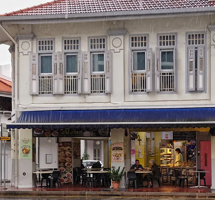 免煎嗲店也開在店租不便宜的老街別墅區，這裡是尼爾街Neil st，可見免煎嗲國民小食的地位