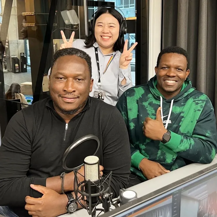 邀請校友回到學校接受訪問，錄製Podcast。