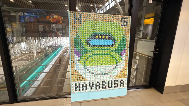 用塑膠瓶蓋拼貼新幹線圖案