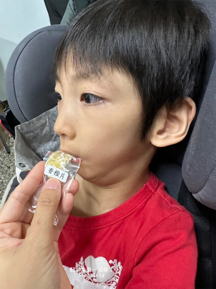 玩中藥大富翁,每個孩子都會抽到一種口味的分享包。這是店家主動給祐哥嚐的。