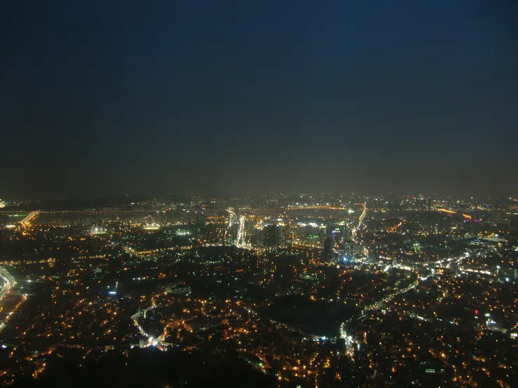 首爾的夜晚佈滿寧靜優美的燈火，如此的璀璨美麗