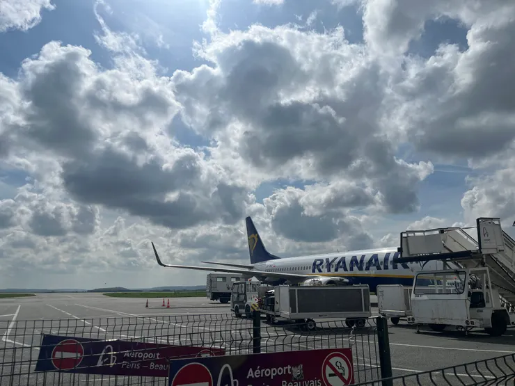 飛機本機！內部是分左右兩側中間只有一個走道，一側會有三個座位實際入座體感上不會到非常擁擠。