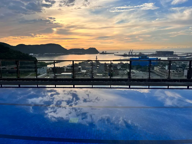 無邊際泳池和朝霞