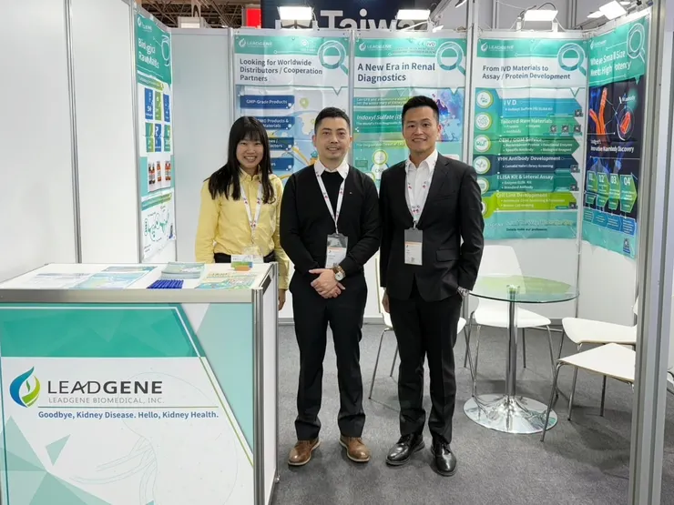 圖說:偉喬生醫董事長莊詠鈞(中)與執行長鄭又瑋(右)親自參與一年一度的德國杜塞道夫醫材展。(資料來源:偉喬生醫)