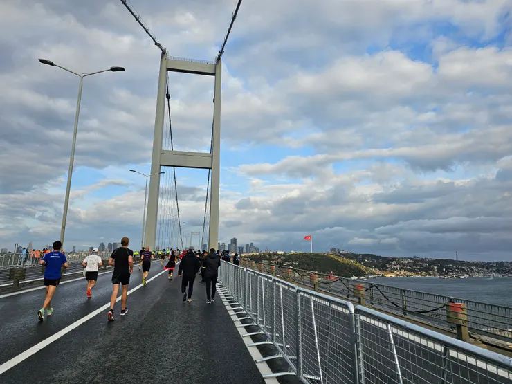 剛出發，在博斯普魯斯大橋上被風吹