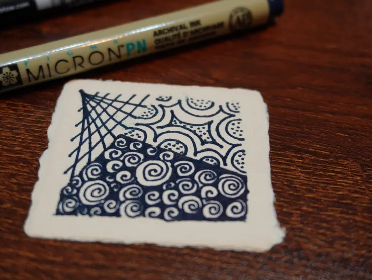 禪繞試畫：相對禪繞畫專用的純棉紙磚，Dyna的手工紙卡作畫時墨水較容易暈開。