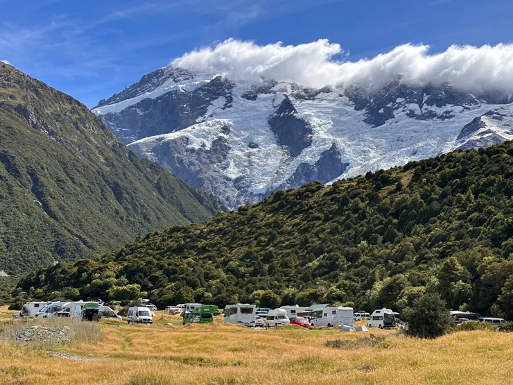 坐落於庫克山山腳下的White Horse Hill Campsite是官方管理的露營地，設有一公用廚房與廁所。欲健行Mueller Hut的民眾，可自Mt. Cook Village的小徑出發，抵達營地後再續行山徑上山。或是也可從營地前往Hooker Valley、Kea Point等熱門步道。