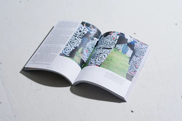 編輯團隊在採訪之前,都會大量閱讀受訪者的相關資料(例如本期提到愛奴文化書籍),為的是能更了解貼近受訪者,就像是期間限定的研究者。Photo by Tsubasa Fujikura