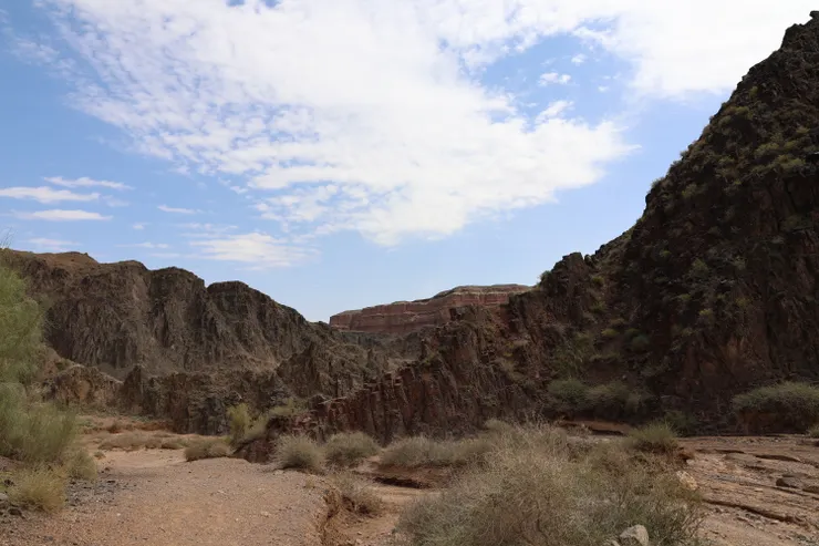 進入深色變質岩的區域