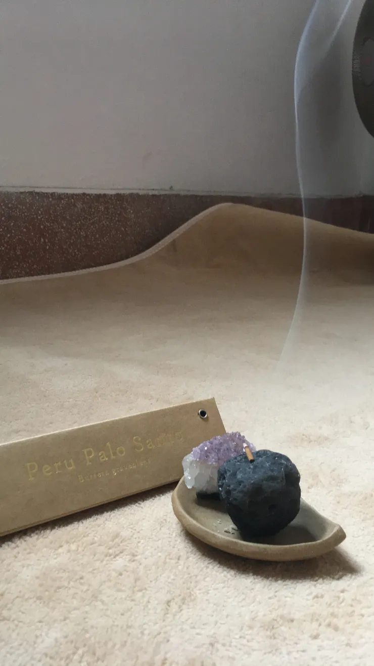 可以給自己一段時間，去自由書寫、看一段章節的書、整理房間、做瑜珈、替植物剪剪枝、澆澆水、散步、親近大自然、冥想、好好聽一首自己喜歡的歌、曬衣服曬曬陽光。