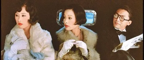 貝托魯奇《末代皇帝》的男女主角尊龍和陳冲（飾皇后婉容）、飾文繡的鄔君梅（左一）