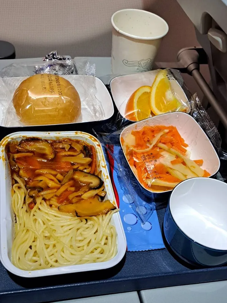 國航的這個炒麵飛機餐看起來超好吃!