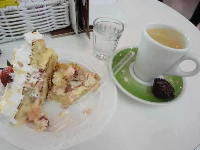 當時在商場吃的下午茶，被結帳金額嚇一跳！蛋糕是稱重賣，很好吃，就是很貴，而且只是普通商場