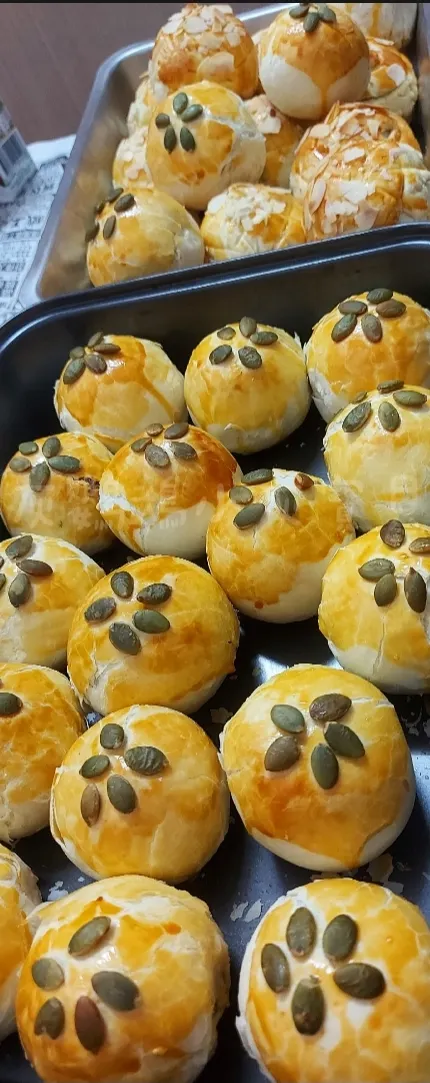 圖片來源：灰鸚鵡小灰寶貝《【蛋黃酥DIY】手工製作螺旋芋頭蛋黃酥＆菠蘿蛋黃酥》https://www.potatomedia.co/s/rVqlny9