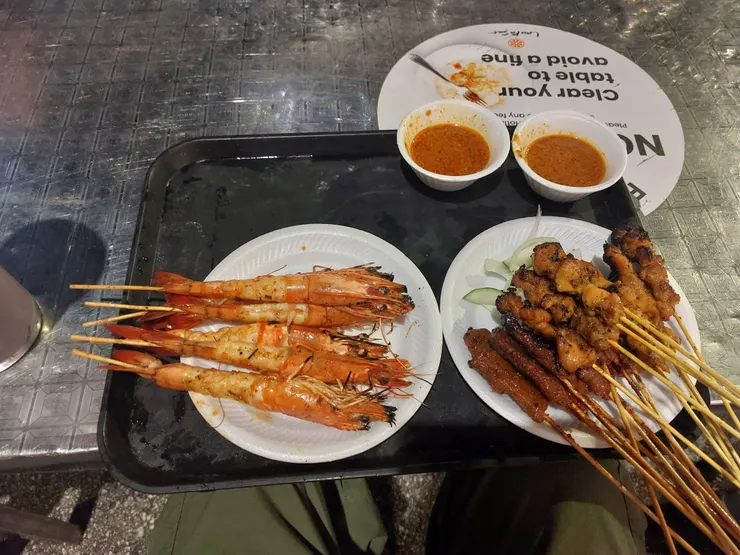 老巴剎 7 號攤的沙爹串，最小的套餐也有 26 串，吃到崩潰…