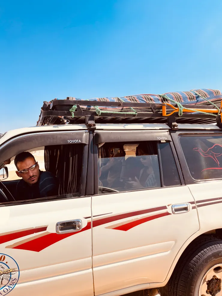 他出生於這片沙漠，早期也在城市工作過，但發現自己還是熱愛沙漠，所以選擇回來工作