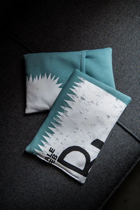 用上一屆的T恤回收製作的暖暖包外袋，9.9歐元