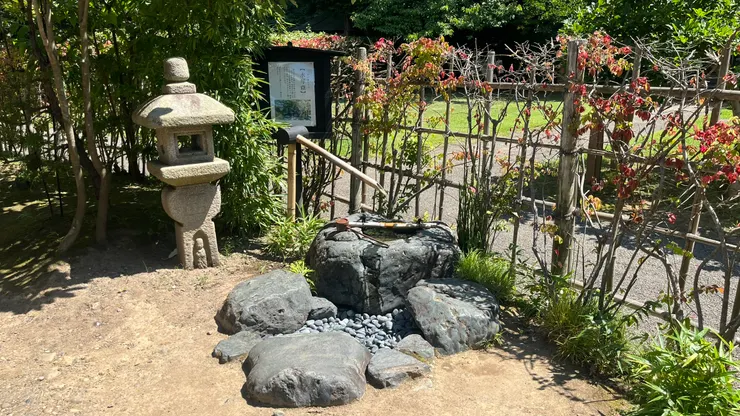 整體簡樸，展現出日本庭園講究「簡素之美」的精神。