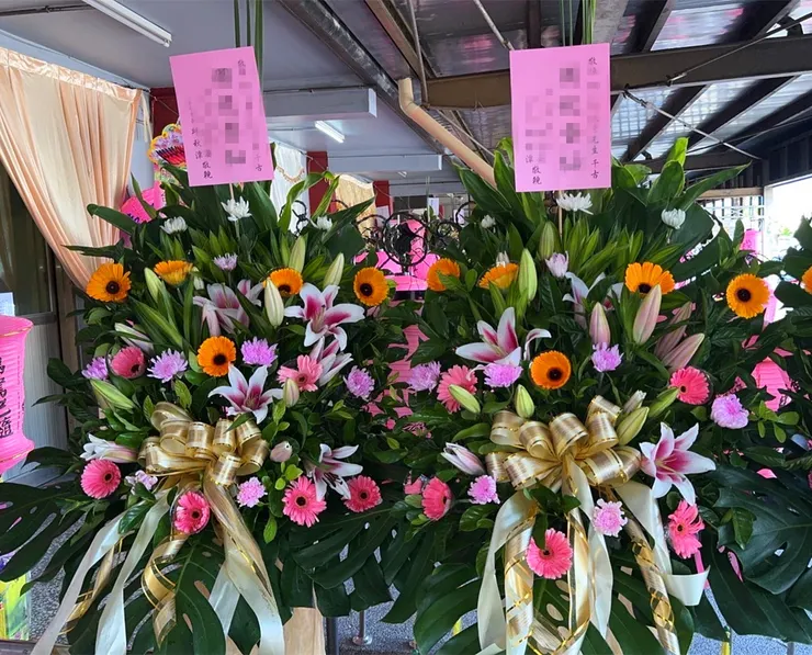 心情故事花房教您如何購買羅馬柱  台南買花柱  不同場合不同商品  有開幕花柱 告別式花柱 追思花柱 等等