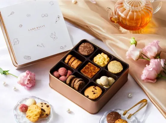 圖說：經典餅乾鐵盒結合九款手工餅乾，包括香草巧克力、蔓越莓、伯爵奶香、奶酥餅乾、焦糖脆餅等，多種口味一次滿足。（資料來源：LADY KELLY）