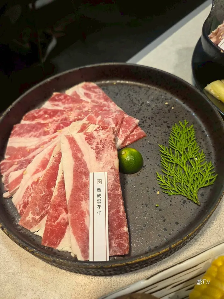 熟成雪花牛，這款對我來說中規中矩，主要吃一個油脂爽感。