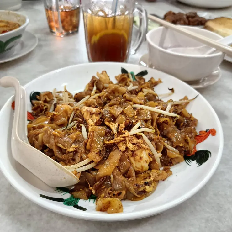 炒粿條源自廣東潮州人的傳統小吃，華人移民新馬之後便將這道菜傳入，如今更成為大馬檳城潮州人的代表性美食。