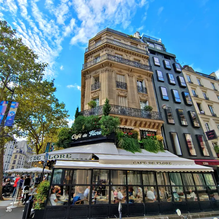 【又打著名的雙叟咖啡館（Les Deux Magots）、花神咖啡館（Café de Flore）走過，看人滿為患，又飽著肚子，便没進去。】