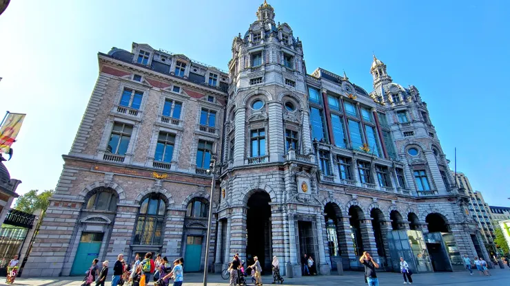 【果然嘆為觀止如皇冠鑲鑽般璨璀！安特衛普中央車站外觀。】