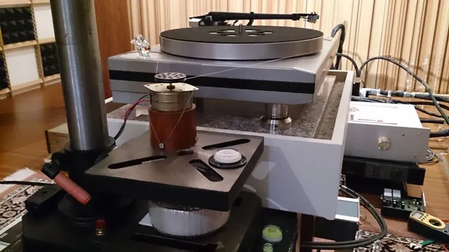 馬達固定在桌上型鑽床平台上，轉盤是靠牙線帶動