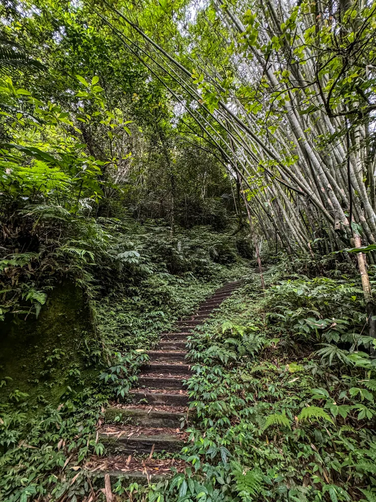 過橋後接石階梯