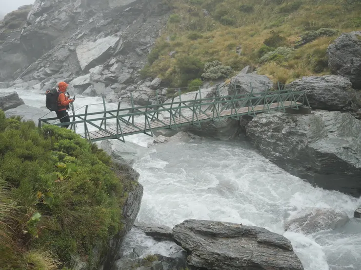 因為冬季雪崩的關係,保育部管理人員會在冬季拆除Snowy棧橋,在隔年春季才會再重新搭建。