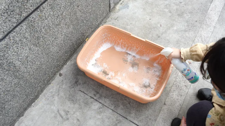 圖說:使用寵物專用的強力泡沫除漬噴霧,有效去除汙垢,無添加香精對毛孩也更安全。(資料來源:臭味滾)