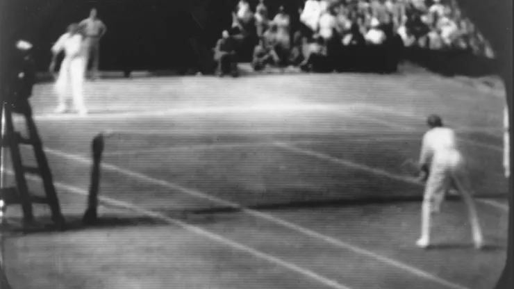 早期的溫布頓，穿著長褲打球是標配，光看就覺得好熱