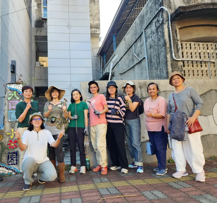 這一群拿傢伙的人不是要去幹架，是去搞破壞～拆棧板😁