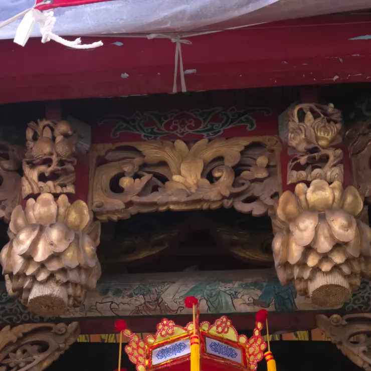 較為寫意的植物紋樣，厚實質樸線條流暢且具動態感。