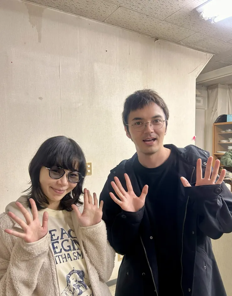 身為《教場 Requiem》最關鍵人物林遣都(右)沒有在海報演員名單出現,只能在花絮照跟戲份猶如佈景板的趣里(左)一起登場