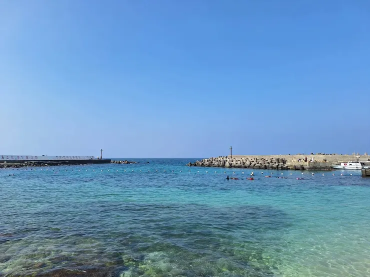 近海的多重色澤