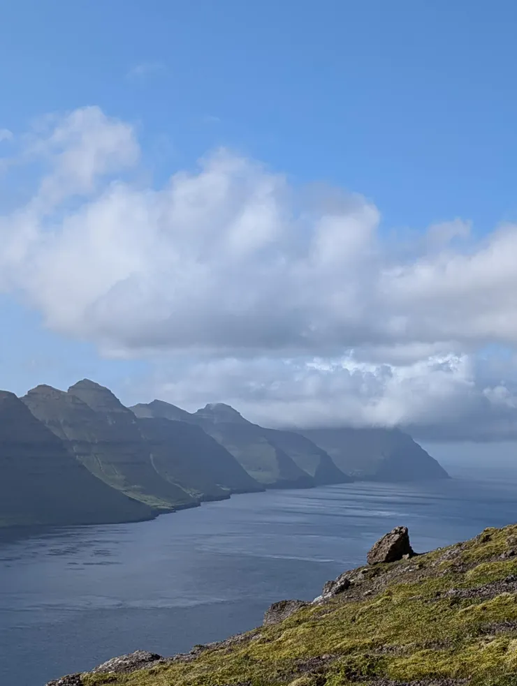 爬到頂端就會看到如此壯麗的山海