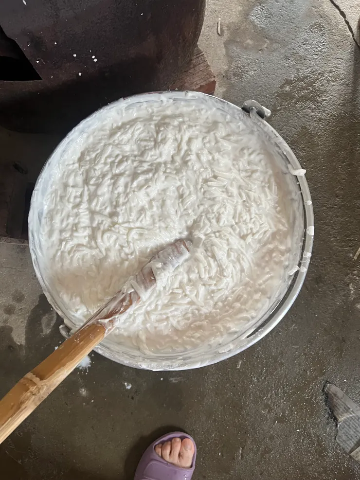 將調好太白粉的粉漿倒入已混合蘿蔔絲的剩餘粉漿