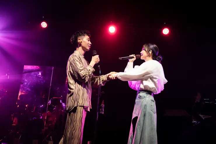 鄭興與嘉賓白安（圖 / 鄭興臉書）