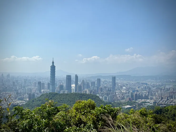 拇指山三角點望向101